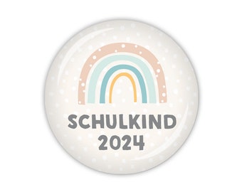 RAINBOW Schulkind 2024 (Art. SC06-04) als Button, Magnet oder Taschenspiegel erhältlich