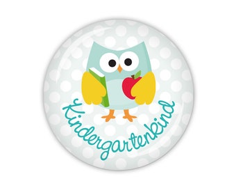 EULE SCHLAU Eule & Kindergartenkind, blau (Art. SC05-06) als Button, Magnet oder Taschenspiegel erhältlich