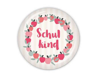 SCHOOL GIRL Schulkind & Kranz (Art. SC01-02) als Button, Magnet oder Taschenspiegel erhältlich