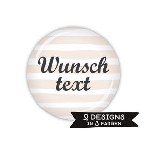 Könnte beinhalten: Ein runder Button mit einem gestreiften Muster in Beige und Weiß. Der Text "Wunsch text" ist in schwarzer Schrift geschrieben. Ein schwarzes Banner unten zeigt "2 DESIGNS IN 3 FARBEN".