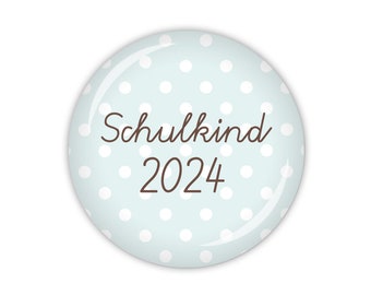 PÜNKTCHEN Schulkind 2024, hellblau oder rosa (Art. SC02) als Button, Magnet oder Taschenspiegel erhältlich