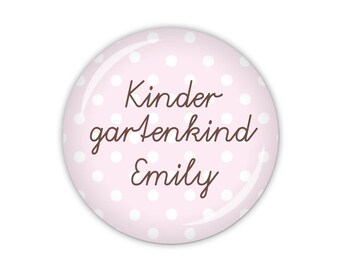 PÜNKTCHEN Kindergartenkind mit Wunschname, hellblau oder rosa (Art. SC02) als Button, Magnet oder Taschenspiegel erhältlich