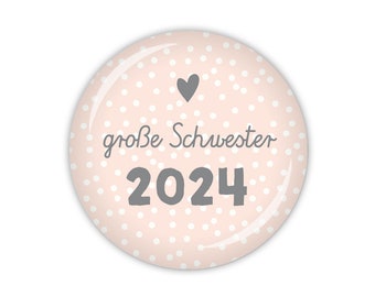 STROLCHE große Schwester 2024 in hellblau, rosa oder beige (Art. MD08-09) als Button, Magnet, Taschenspiegel oder Flaschenöffner erhältlich