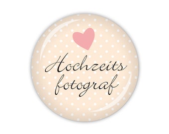 I DO Hochzeitsfotograf mit Herz, apricot (Art. HZ01-17) als Button, Magnet, Taschenspiegel oder Flaschenöffner erhältlich