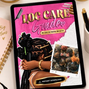 Può includere: Un tablet digitale che mostra una guida alla cura dei loc di Tay Sy'Mone Beauty. La copertina presenta uno sfondo rosa, testo e l'illustrazione di una persona con loc acconciati. Una foto inserita mostra vari stili e un tasto Instant Download.