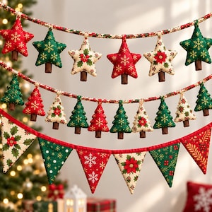 Può includere: Un set di ghirlande festive con tre file di ornamenti in tessuto. La fila superiore presenta stelle e alberi, la fila centrale piccoli alberi e la fila inferiore è composta da bandierine triangolari. Il tessuto presenta motivi rossi, verdi e crema.