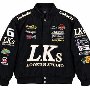 Chaqueta bomber negra de carreras, parches bordados, estilo urbano del automovilismo.