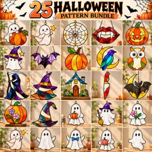 Puede incluir: Una colección de 25 adornos de Halloween estilo vitral con fantasmas, calabazas, murciélagos, una telaraña, un sombrero de bruja, una casa embrujada, un cuchillo, un búho y una luna creciente. El texto superior dice 25 HALLOWEEN PATTERN BUNDLE.
