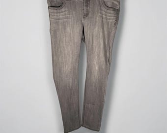 Jeans bootcut grigio acceso stile anni 2000, taglia 18T Tall, denim taglie forti con etichetta a cuore e fiamma in stile Mall Goth, pantaloni a zampa d'elefante grigio antracite sbiadito in stile punk grunge.