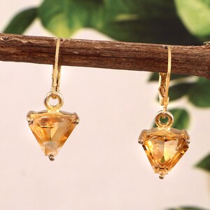 Pendientes colgantes triangulares de citrino natural, pendientes de piedras preciosas chapados en oro, pendientes colgantes geométricos, joyería minimalista llamativa, regalo para ella.