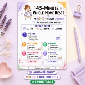 Pode incluir: Uma lista de verificação de 45 minutos para a casa, adequada para TDAH, impressa em papel branco. O documento apresenta um personagem de desenho animado, seções de tarefas para cozinha, sala e quarto, caixas de seleção e o texto Progress over perfection.