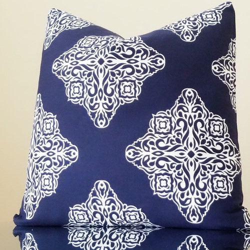 Housse de coussin bleu marine en treillis géométrique, impression de carreaux marocains, différentes tailles disponibles