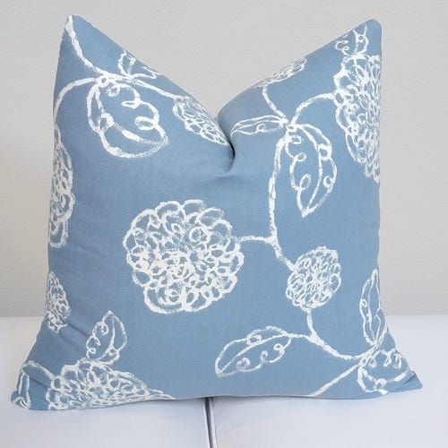 Housse de coussin bleue de créateur - Magnolia Home Adele in Sail - Imprimé bleu, floral, botanique