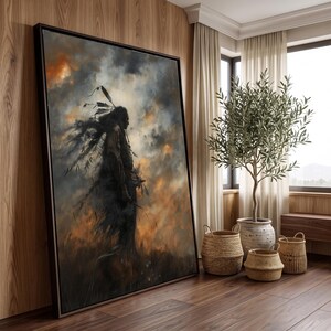 Peut inclure: Une grande œuvre d'art murale rectangulaire encadrée représentant une peinture à l'huile sombre et atmosphérique d'une silhouette avec une coiffe à plumes dans un champ sous un ciel orageux orange et gris. Le cadre est en bois foncé.
