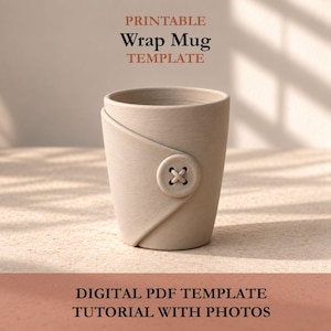 Könnte beinhalten: Ein beigefarbener Keramikbecher mit einem Wickeldesign, das durch einen einzelnen runden Knopf befestigt ist. Der Text PRINTABLE Wrap Mug TEMPLATE und DIGITAL PDF TEMPLATE TUTORIAL WITH PHOTOS steht in schwarzer und terrakottafarbener Schrift.