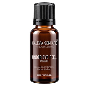 Puede incluir: Un frasco de vidrio marrón con tapa negra estriada que contiene CALEVIA SKINCARE UNDER EYE PEEL EXFOLIANT. La etiqueta dice THE GLOW OF CALIFORNIA, Science-Driven Skincare, Made to Perform y 30 ml / 1.01 fl. oz. El frasco es cilíndrico.