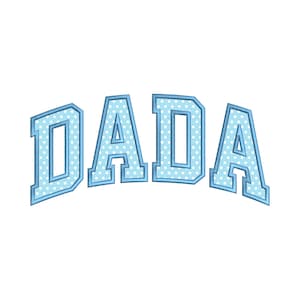 Könnte beinhalten: Das Wort DADA wird in einer fetten, gebogenen Schriftart im College-Stil dargestellt. Jeder Buchstabe ist hellblau mit einem weißen Punktmuster und hat einen einfarbigen hellblauen Rand, was ein gesticktes oder appliziertes Aussehen erzeugt.