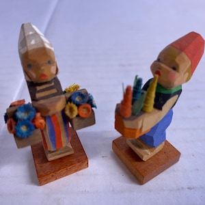 Pareja de figuras de madera antiguas de Erzgebirge alemanas talladas y pintadas a mano, figuras de madera alemanas en miniatura de Erzgebirge
