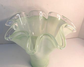 Vintage Murano ruffled bouquet vase hankerchief green verigated art glass