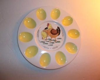 Plato vintage de huevo relleno, estilo kitchy, gallo, cocina retro, cocina de granja, pollo, amarillo, rojo y blanco.
