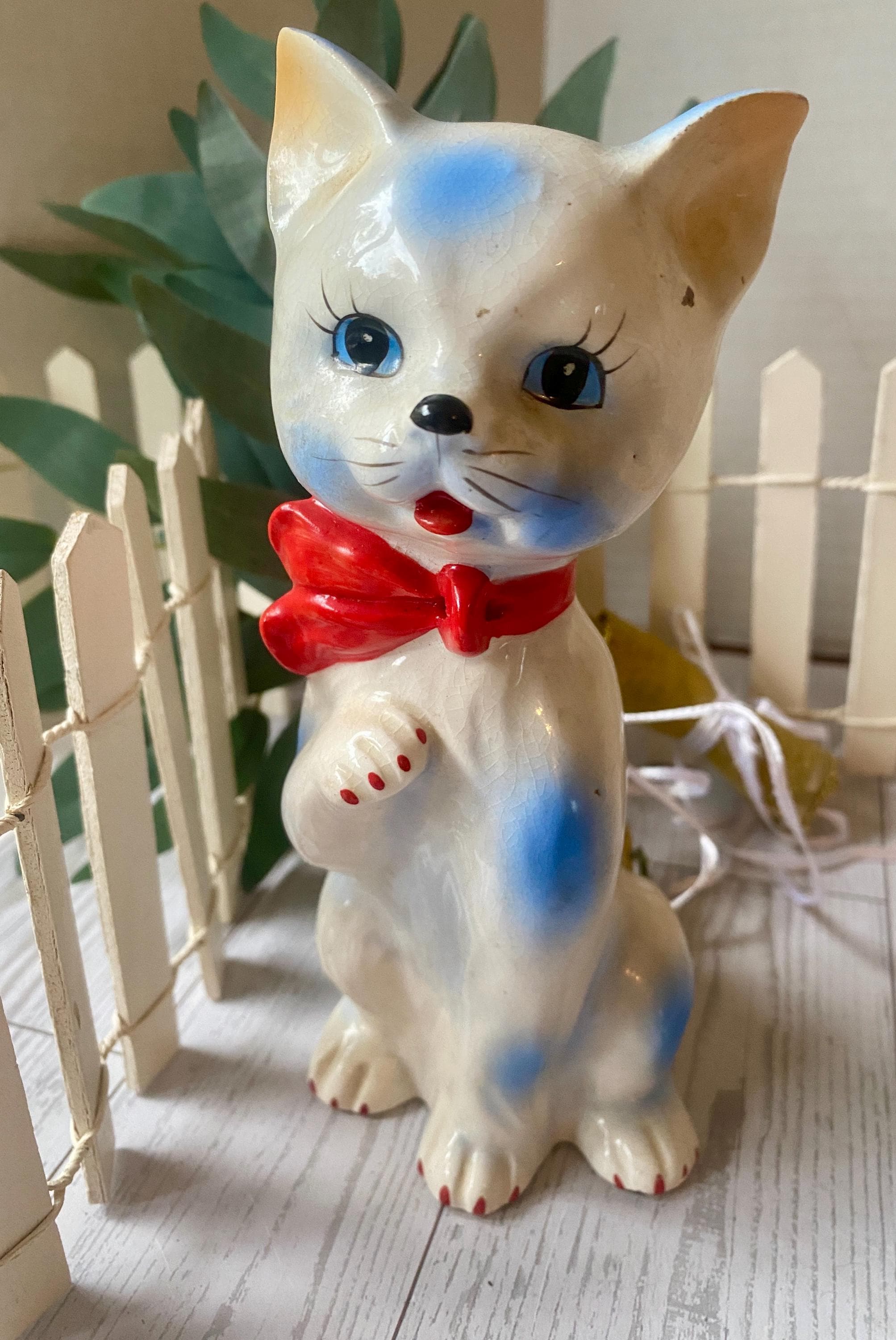 日本の磁器ナニキネコ花柄の陶器製猫の置物 Sanrio Napco Japan Cat Kitchy Pink Blue Ceramic Retro MCM Cottage Decor