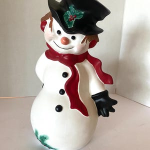 Ceramic Christmas snowman Byron mold 1971, snowman holding candy cane with top hat, vintage Christmas retro Christmas