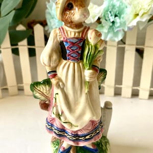 Vintage Fitz & Floyd FF White Ceramic Embossed Vase W/lilies