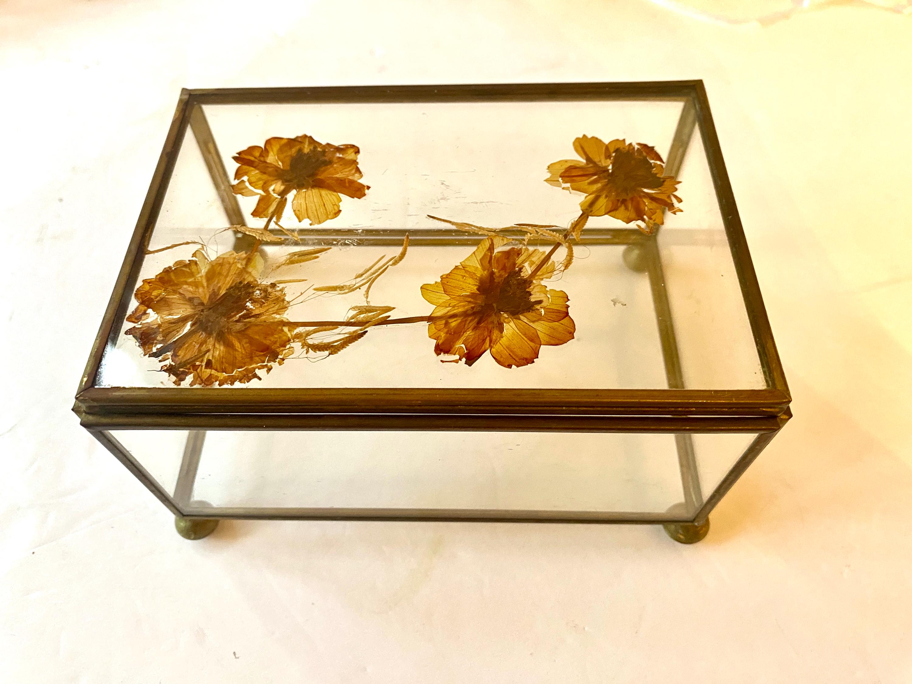 真鍮と押し花が入ったガラスのジュエリーボックス（長方形の脚付き