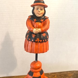sorcière d&#39;Halloween vintage en résine damier noir et orange, sorcière tenant une citrouille sur pied