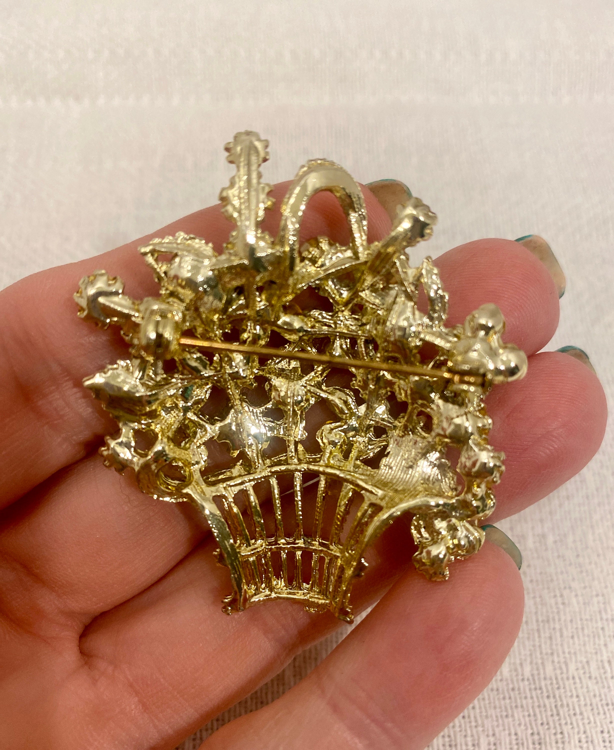 Broche Carrée Dorée Avec Strass Rouges - Bijou Occasion, Sans Marque
