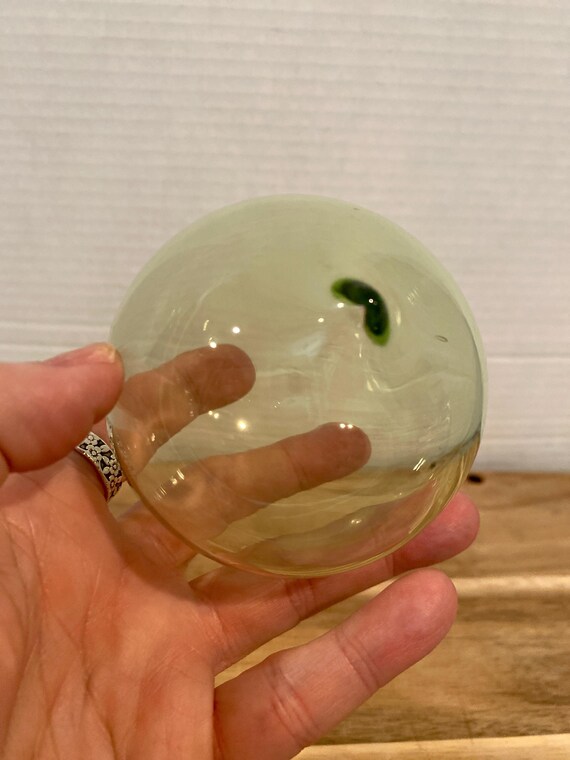 Vintage Glaskugel, mundgeblasen, grünes Glas