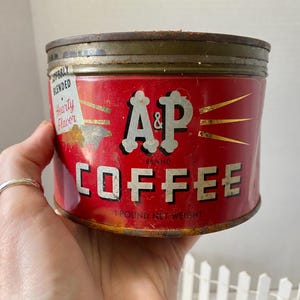 Vintage coffee tin A&P 1 pound with lid New York red retro kitchen
