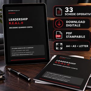 Può includere: Un tablet digitale e un documento stampato intitolati Leadership R.E.A.L. Decidere Quando Conta. Lo schermo e la carta mostrano 33 Schede Operative, PDF Stampabile e formati A4, A5, Letter. Una penna nera è appoggiata sulla scrivania vicino ai documenti.