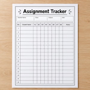 Op de afbeelding: Een wit papieren opdrachten-trackerblad met zwarte tekst en rasterlijnen. De koptekst luidt Assignment Tracker, gevolgd door velden voor docentnaam, klas, vak en datum. Hieronder staat een genummerde tabel met kolommen voor studentnaam, A1 tot A8 en notities.