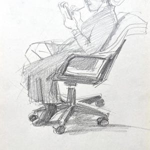 Könnte beinhalten: Eine Bleistiftskizze auf Papier, die eine Figur zeigt, die in einem Bürostuhl mit Rollen sitzt. Die Figur ist im Profil dargestellt, hält einen kleinen rechteckigen Gegenstand und ein Schreibgerät, wobei das Haar zu einem Knoten gebunden ist.