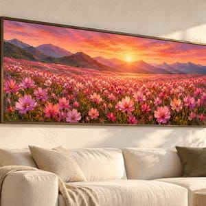 Op de afbeelding: Een panoramische wandkunstprint met een uitgestrekt veld van roze cosmosbloemen onder een levendige zonsonderganghemel. De scène bevat verre paarse bergen en een gloeiende zon aan de horizon, alles ingelijst in een donkerbruine rechthoekige rand.