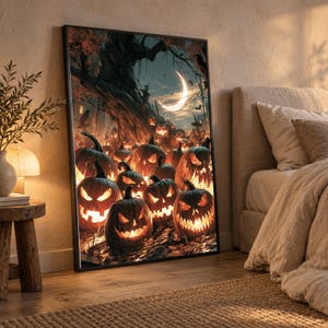Op de afbeelding: Een ingelijste rechthoekige wandkunstprint met een donkere, sfeervolle scène van talloze gloeiende pompoenen onder een grote, knoestige boom bij een maansikkel. Het oranje licht van de uitgesneden pompoenen verlicht de bosgrond.