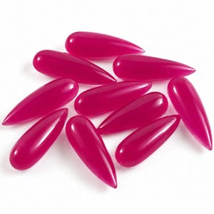 Könnte beinhalten: Eine Ansammlung von neun glatten, tropfenförmigen Cabochons in einem leuchtenden, durchscheinenden Fuchsia-Pink. Jedes Stück hat eine abgerundete Basis, die zu einer scharfen Spitze zuläuft, und eine polierte, glänzende Oberfläche.