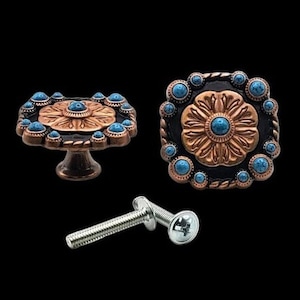 Puede incluir: Dos pomos de armario cuadrados de color turquesa y cobre con un diseño floral. Los pomos son cuadrados y tienen un centro elevado con un diseño floral. Los pomos están rodeados por un anillo de piedras turquesa. Los pomos vienen con un tornillo plateado.