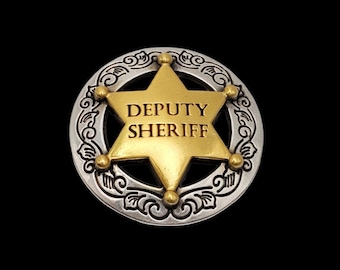Puede incluir: Una placa de sheriff de plata y oro con una estrella de cinco puntas y las palabras "DEPUTY SHERIFF" inscritas en ella.