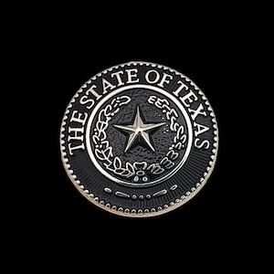 Puede incluir: Un pin de metal negro y plateado con las palabras "The State of Texas" alrededor de una estrella de cinco puntas dentro de una corona.