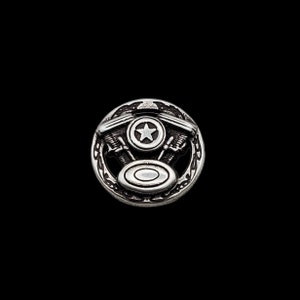 Peut inclure: Bouton en métal argenté avec un motif détaillé d'un moteur de moto avec une étoile au centre. Le bouton a une bordure décorative.
