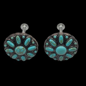 Może przedstawiać: Dwa dekoracyjne gałki do szafek ze srebrnym wykończeniem i turkusowymi kamiennymi akcentami. Gałki mają kwiatowy wz&oacute;r z dużym centralnym kamieniem i mniejszymi kamieniami na obwodzie. Zamontowane na srebrnych śrubach.