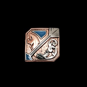 以下が含まれることがあります： 青と緑のエナメルで装飾された、正方形の銀と銅のベルトバックル。バックルには、スタイリッシュな矢印と花柄が描かれています。