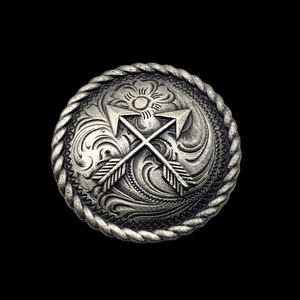 以下が含まれることがあります： 詳細なデザインの、銀色の丸い金属ボタン。ボタンには、交差した矢、花の要素、そして装飾的な渦巻き模様が施されています。縁はロープのような質感で、黒い背景に配置されています。