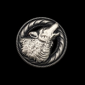 Könnte beinhalten: Ein silberfarbener Metallknopf mit einem detaillierten Wolfskopfdesign mit einem heulenden Ausdruck. Der Wolf ist von einem dekorativen, wirbelnden Rand umgeben.