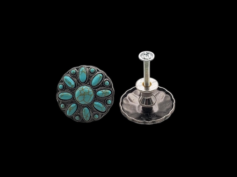 Może przedstawiać: Dwa dekoracyjne gałki do szafek z turkusowym wzorem kwiatowym. Gałki mają srebrną metalową podstawę i śrubę do montażu. Turkusowe kamienie mają owalny kształt i są ułożone wok&oacute;ł centralnego kamienia.