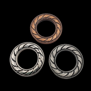 Puede incluir: Tres anillos de metal con un patrón decorativo en espiral. Los anillos están en diferentes acabados: cobre, plata y negro.