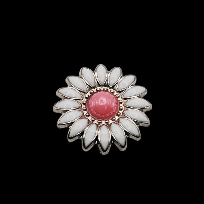 3/4 Daisy White/Pink Screw-back Concho image 3