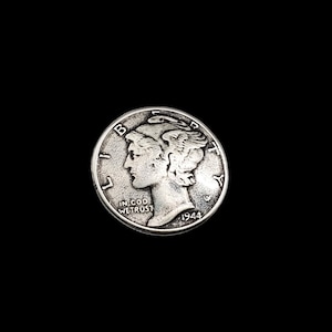 Könnte beinhalten: Eine silberne amerikanische Mercury Dime-Münze aus dem Jahr 1944 mit dem Profil eines Frauenkopfes, der nach rechts schaut. Die Münze trägt die Inschriften "Liberty" und "In God We Trust".